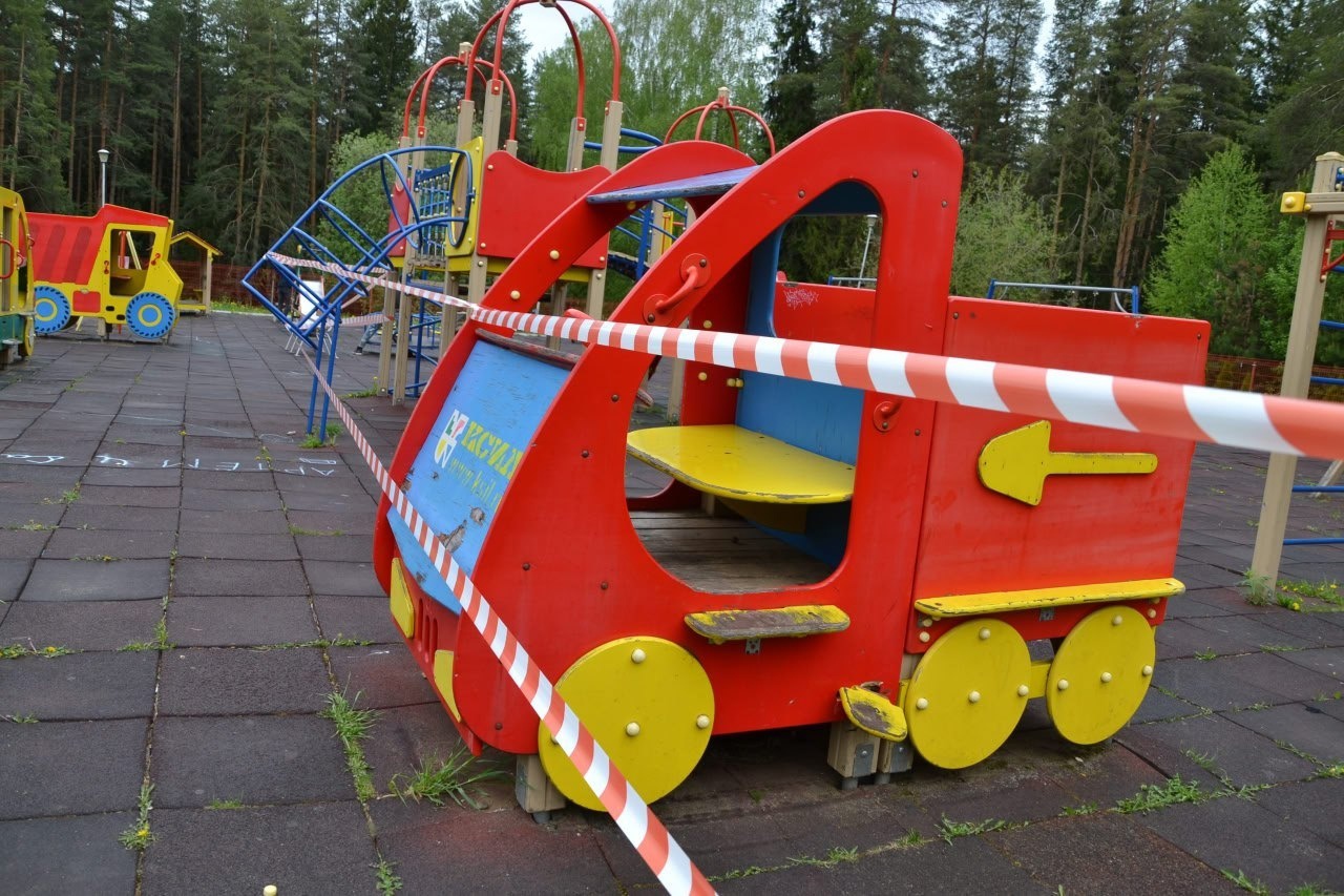 Сегодня в Комсомольском парке начались работы по ремонту детской площадки.