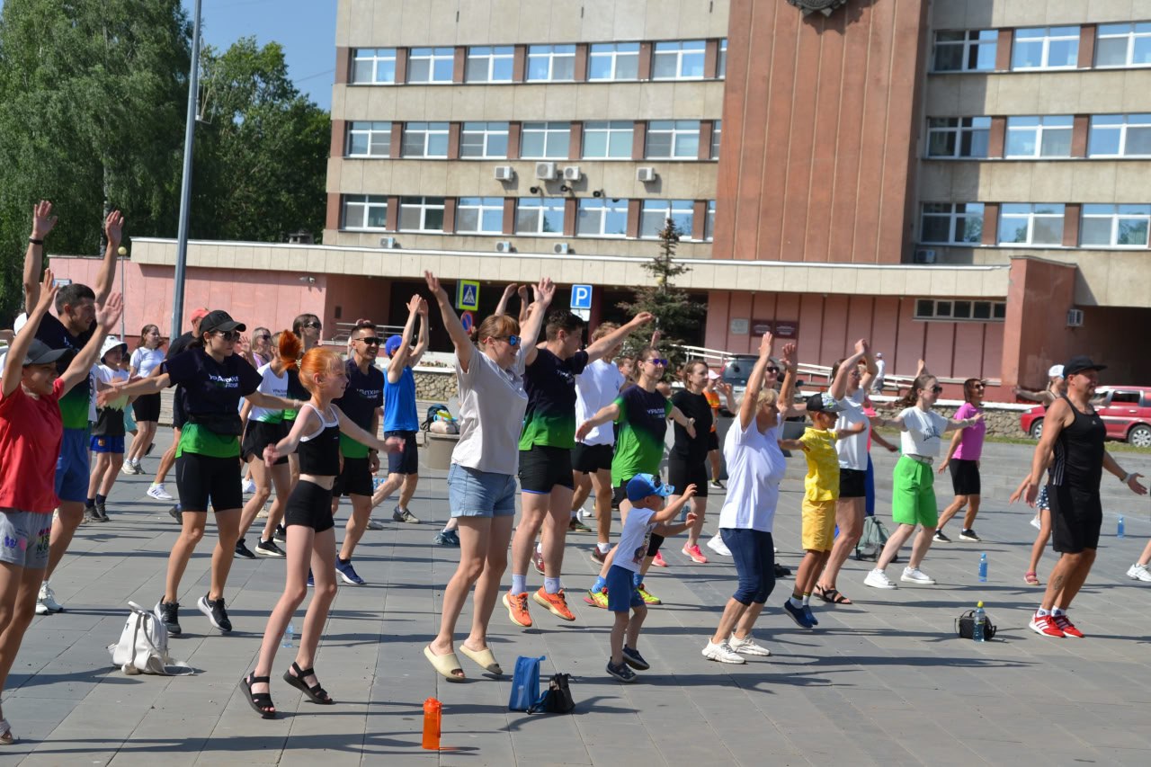 Более ста пятидесяти жителей Кирово-Чепецка начали сегодняшний день с массовой утренней зарядки в сквере «Река времени» с министром спорта Кировской области и главой города.