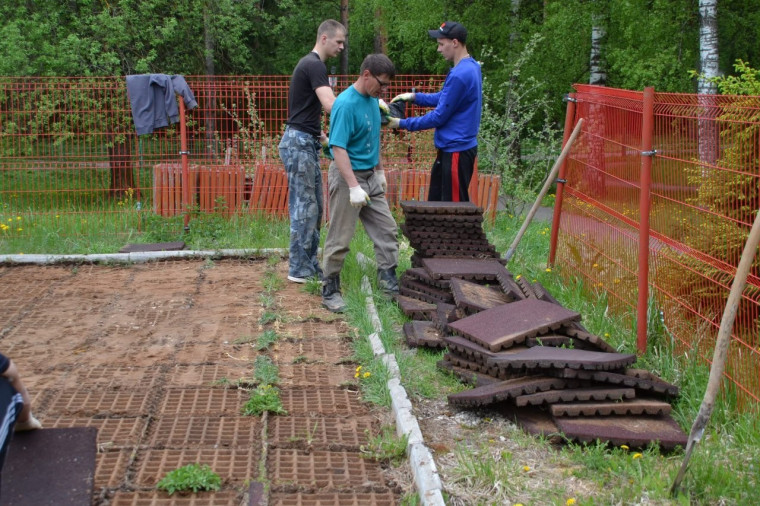 Сегодня в Комсомольском парке начались работы по ремонту детской площадки.