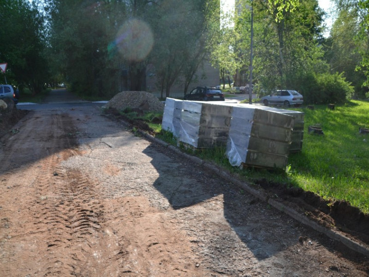 В Кирово-Чепецке начался ремонт тротуаров.